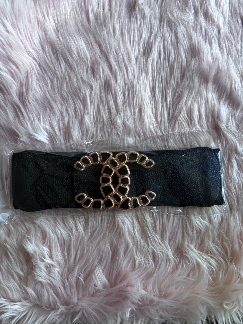 Source Unknown Black Elastic Waist Belt with Gold Interlocking Accent